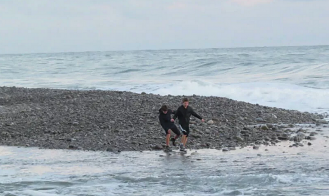 Смыло волной. Черное море Лазаревское шторм. Волна смывает человека. Смыло берег. Унесенные в море дети в Сочи.