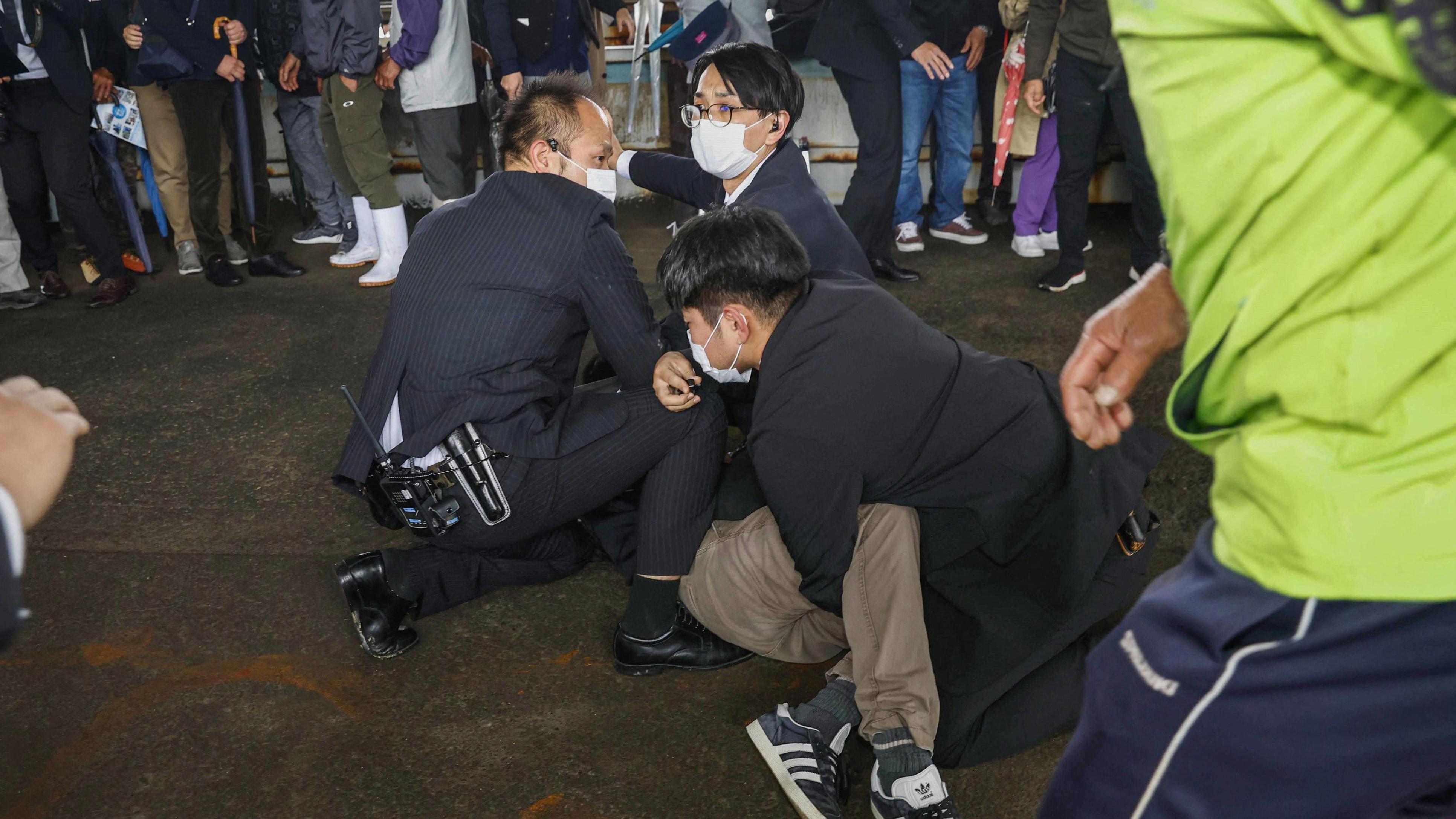 Японский покушение. Покушение на премьер министра Японии. Мужчина. Полиция для детей. Спорт в Японии.
