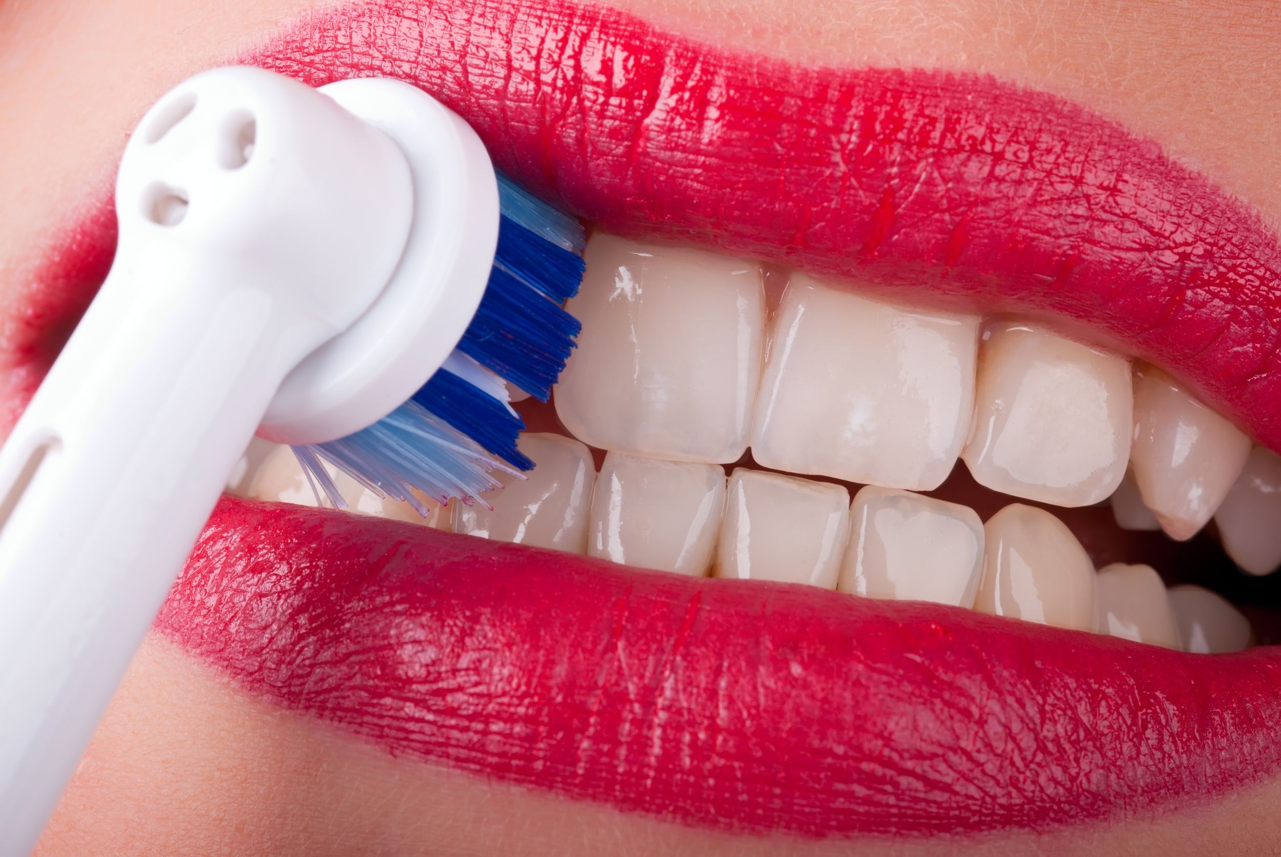 Как почистить зубы без. Профессиональная гигиена полости рта. Профессиональная гигиена зубов. Электрическая щетка для зубов. Чистка зубов щеткой.
