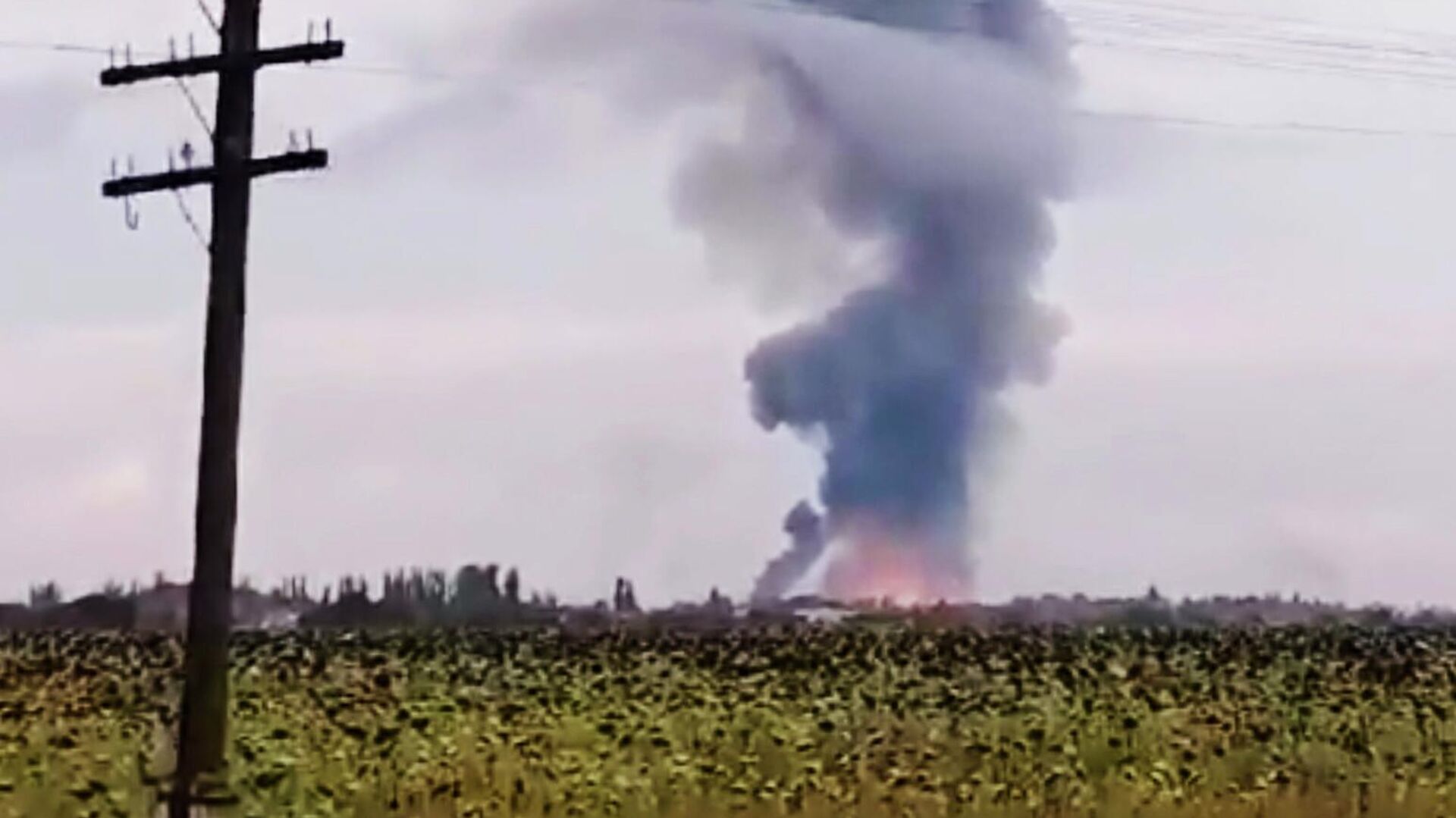 Удар по джанкою в крыму сегодня. Склад боеприпасов Майское. Взрыв в Джанкое. Детонация боеприпасов. Крым Джанкой взрывы.